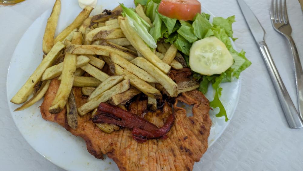Burger for the first dinner on São Miguel